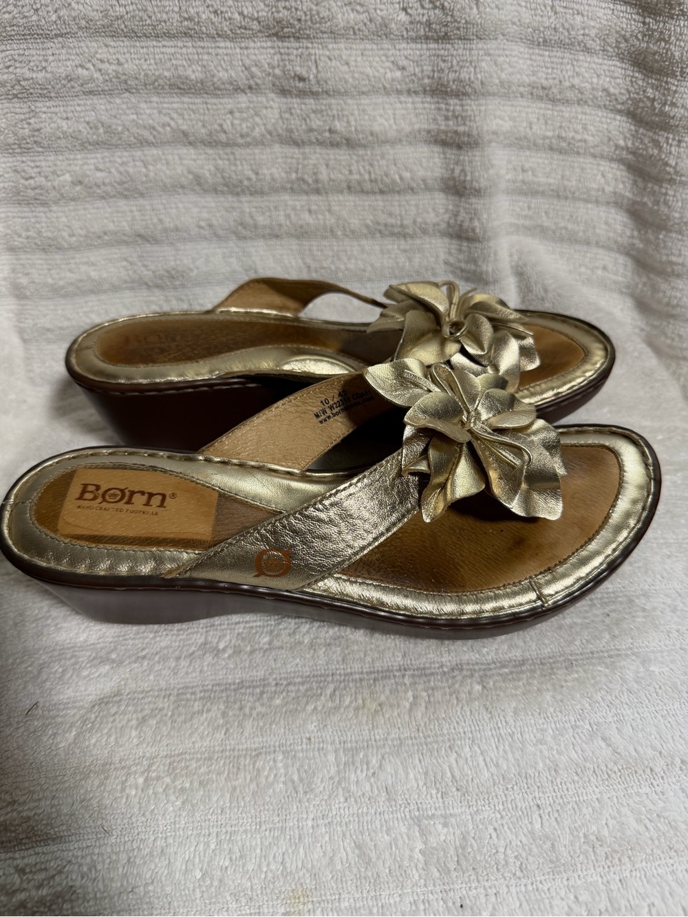Born Gold Leather Floral Thong Wedge Sandals - Women Size 10 - Picture 3 of 7